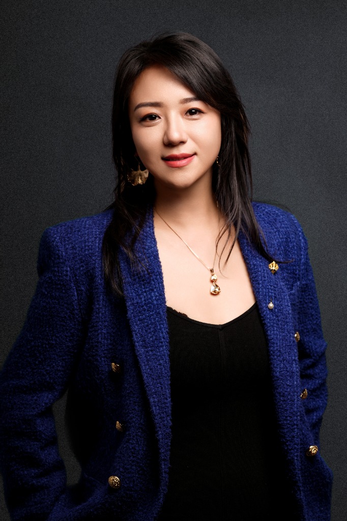 Vivian Suen Standing